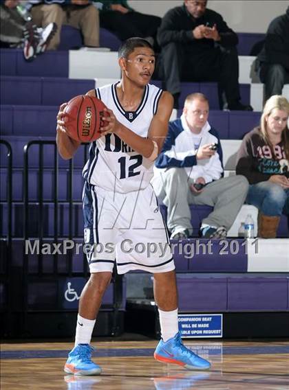 Thumbnail 3 in Compton vs. Bakersfield (St. Hope Elite Classic) photogallery.
