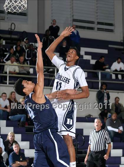 Thumbnail 2 in Compton vs. Bakersfield (St. Hope Elite Classic) photogallery.
