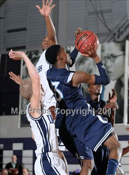 Thumbnail 3 in Compton vs. Bakersfield (St. Hope Elite Classic) photogallery.