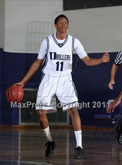 Thumbnail 1 in Compton vs. Bakersfield (St. Hope Elite Classic) photogallery.