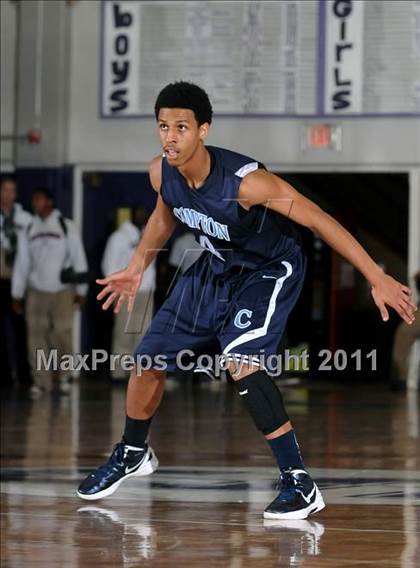 Thumbnail 2 in Compton vs. Bakersfield (St. Hope Elite Classic) photogallery.