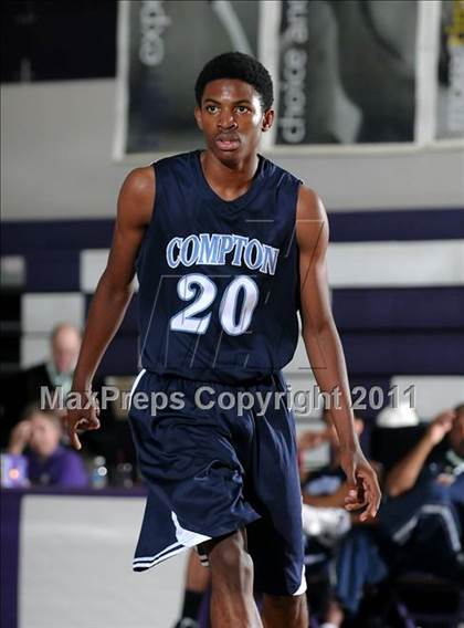 Thumbnail 1 in Compton vs. Bakersfield (St. Hope Elite Classic) photogallery.