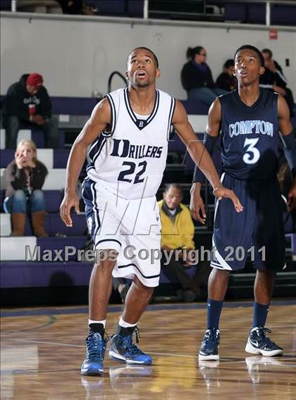Thumbnail 3 in Compton vs. Bakersfield (St. Hope Elite Classic) photogallery.