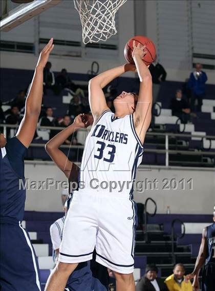 Thumbnail 3 in Compton vs. Bakersfield (St. Hope Elite Classic) photogallery.