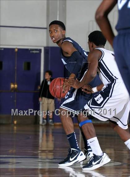 Thumbnail 3 in Compton vs. Bakersfield (St. Hope Elite Classic) photogallery.