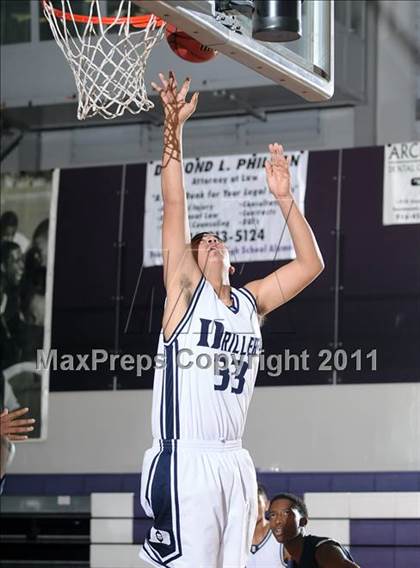 Thumbnail 2 in Compton vs. Bakersfield (St. Hope Elite Classic) photogallery.