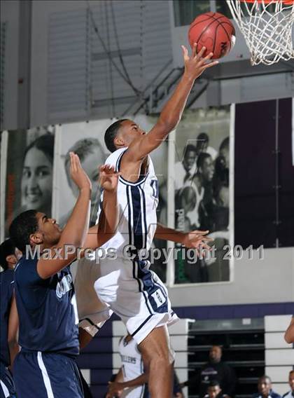 Thumbnail 3 in Compton vs. Bakersfield (St. Hope Elite Classic) photogallery.