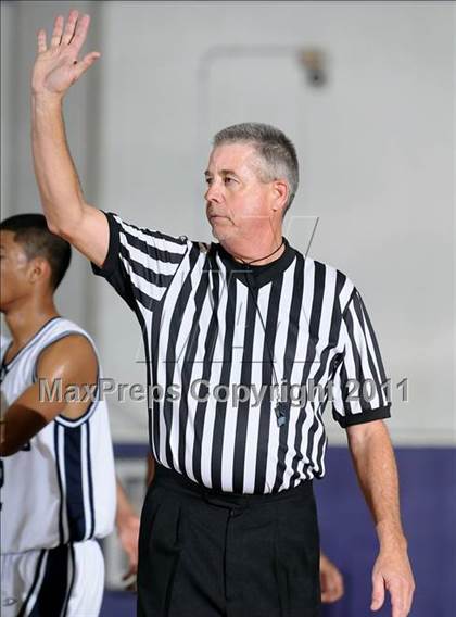 Thumbnail 2 in Compton vs. Bakersfield (St. Hope Elite Classic) photogallery.