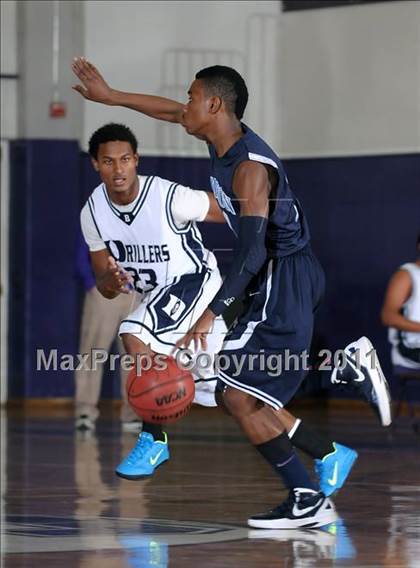 Thumbnail 2 in Compton vs. Bakersfield (St. Hope Elite Classic) photogallery.