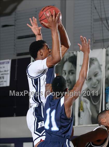 Thumbnail 3 in Compton vs. Bakersfield (St. Hope Elite Classic) photogallery.