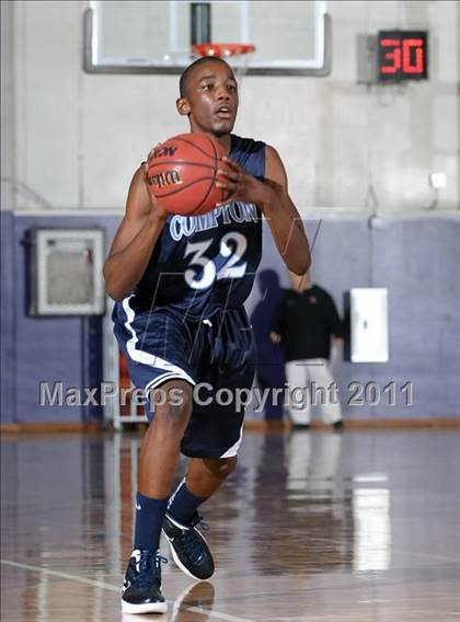 Thumbnail 2 in Compton vs. Bakersfield (St. Hope Elite Classic) photogallery.