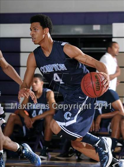 Thumbnail 2 in Compton vs. Bakersfield (St. Hope Elite Classic) photogallery.