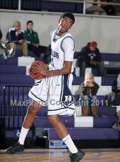 Thumbnail 1 in Compton vs. Bakersfield (St. Hope Elite Classic) photogallery.