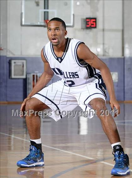Thumbnail 1 in Compton vs. Bakersfield (St. Hope Elite Classic) photogallery.