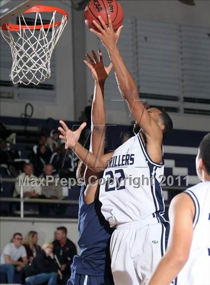 Thumbnail 2 in Compton vs. Bakersfield (St. Hope Elite Classic) photogallery.