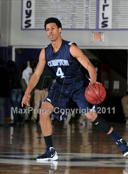 Thumbnail 2 in Compton vs. Bakersfield (St. Hope Elite Classic) photogallery.
