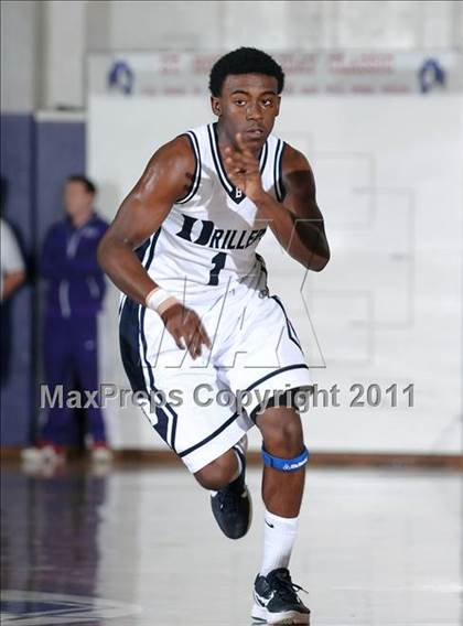 Thumbnail 1 in Compton vs. Bakersfield (St. Hope Elite Classic) photogallery.