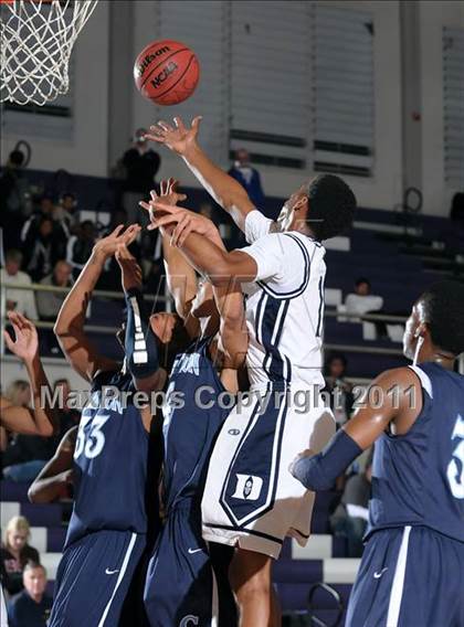Thumbnail 1 in Compton vs. Bakersfield (St. Hope Elite Classic) photogallery.