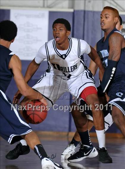 Thumbnail 3 in Compton vs. Bakersfield (St. Hope Elite Classic) photogallery.
