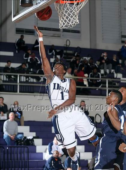 Thumbnail 3 in Compton vs. Bakersfield (St. Hope Elite Classic) photogallery.