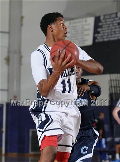 Thumbnail 2 in Compton vs. Bakersfield (St. Hope Elite Classic) photogallery.