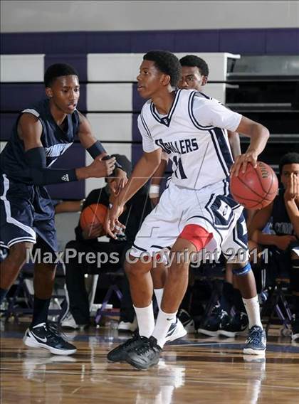 Thumbnail 1 in Compton vs. Bakersfield (St. Hope Elite Classic) photogallery.