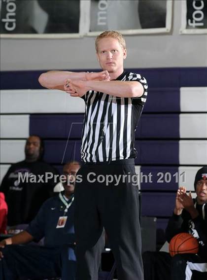 Thumbnail 3 in Compton vs. Bakersfield (St. Hope Elite Classic) photogallery.