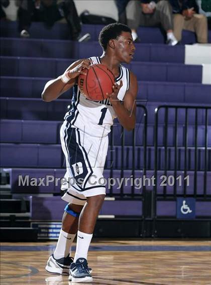 Thumbnail 3 in Compton vs. Bakersfield (St. Hope Elite Classic) photogallery.