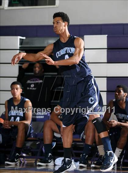 Thumbnail 1 in Compton vs. Bakersfield (St. Hope Elite Classic) photogallery.