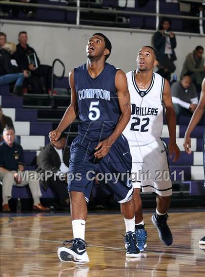 Thumbnail 2 in Compton vs. Bakersfield (St. Hope Elite Classic) photogallery.