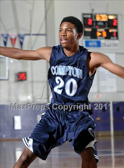 Thumbnail 3 in Compton vs. Bakersfield (St. Hope Elite Classic) photogallery.