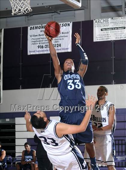 Thumbnail 2 in Compton vs. Bakersfield (St. Hope Elite Classic) photogallery.
