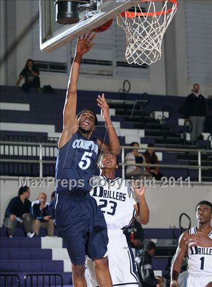 Thumbnail 3 in Compton vs. Bakersfield (St. Hope Elite Classic) photogallery.