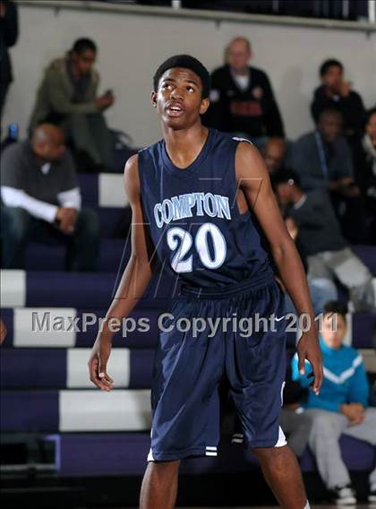 Thumbnail 3 in Compton vs. Bakersfield (St. Hope Elite Classic) photogallery.