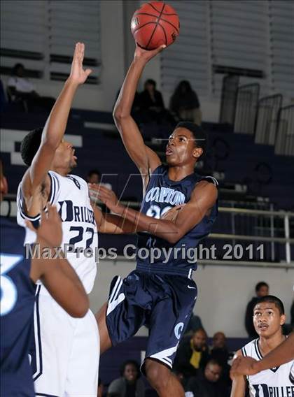 Thumbnail 2 in Compton vs. Bakersfield (St. Hope Elite Classic) photogallery.