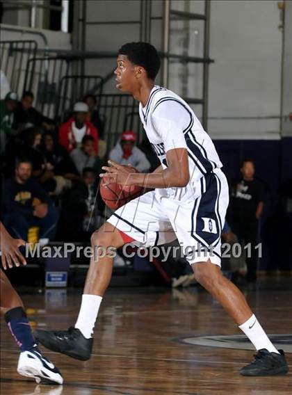 Thumbnail 2 in Compton vs. Bakersfield (St. Hope Elite Classic) photogallery.