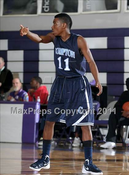 Thumbnail 2 in Compton vs. Bakersfield (St. Hope Elite Classic) photogallery.