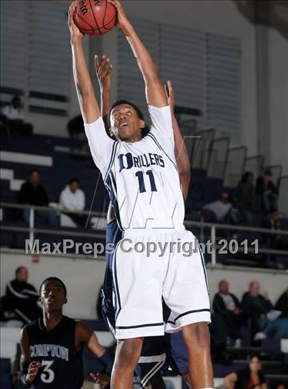 Thumbnail 2 in Compton vs. Bakersfield (St. Hope Elite Classic) photogallery.