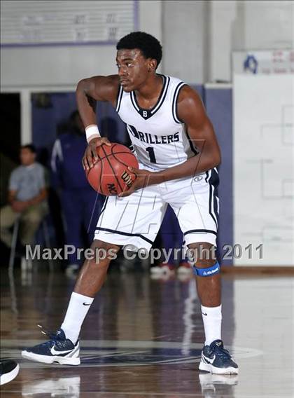 Thumbnail 2 in Compton vs. Bakersfield (St. Hope Elite Classic) photogallery.