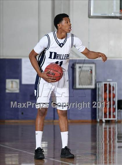 Thumbnail 1 in Compton vs. Bakersfield (St. Hope Elite Classic) photogallery.