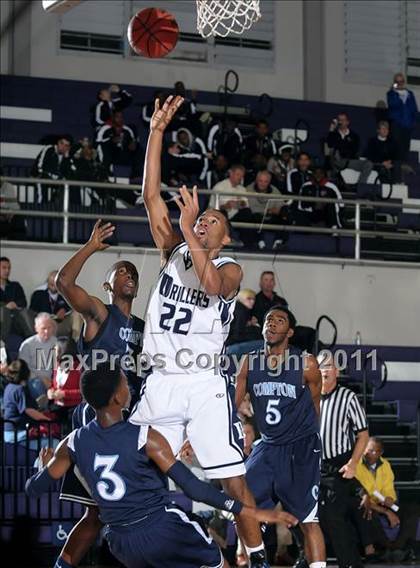 Thumbnail 1 in Compton vs. Bakersfield (St. Hope Elite Classic) photogallery.