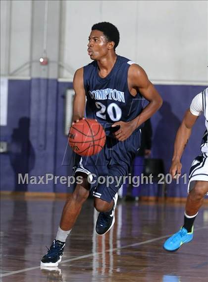 Thumbnail 1 in Compton vs. Bakersfield (St. Hope Elite Classic) photogallery.