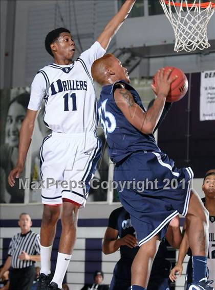 Thumbnail 3 in Compton vs. Bakersfield (St. Hope Elite Classic) photogallery.