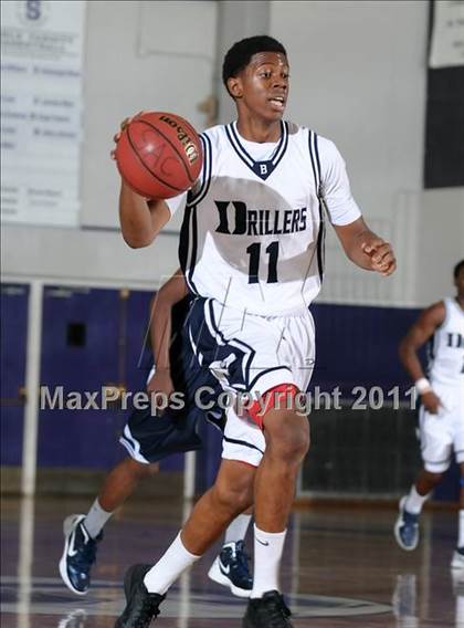 Thumbnail 3 in Compton vs. Bakersfield (St. Hope Elite Classic) photogallery.