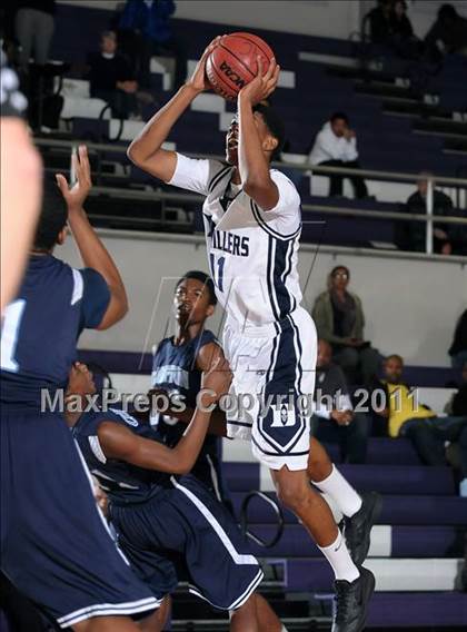 Thumbnail 1 in Compton vs. Bakersfield (St. Hope Elite Classic) photogallery.