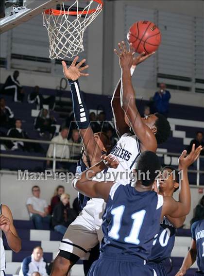 Thumbnail 1 in Compton vs. Bakersfield (St. Hope Elite Classic) photogallery.