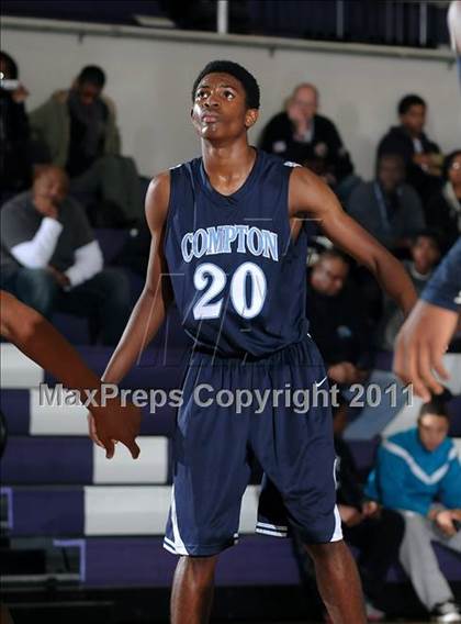 Thumbnail 2 in Compton vs. Bakersfield (St. Hope Elite Classic) photogallery.