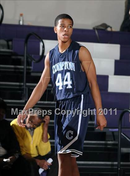 Thumbnail 1 in Compton vs. Bakersfield (St. Hope Elite Classic) photogallery.