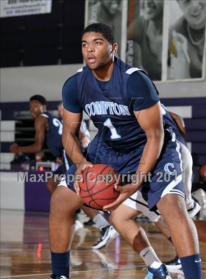 Thumbnail 1 in Compton vs. Bakersfield (St. Hope Elite Classic) photogallery.