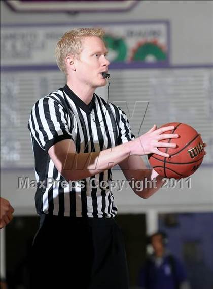 Thumbnail 3 in Compton vs. Bakersfield (St. Hope Elite Classic) photogallery.